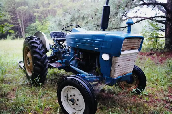 Ancien Tracteur Agricole Bleu Stationné Bord Champ Sous Certains Arbres — Photo
