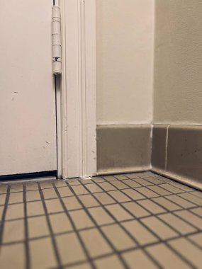 Beyaz duvarlı tuvalet odası.