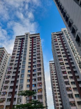 Bulutlu mavi gökyüzü, yükseltilmiş binanın boşluğunda.