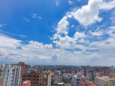 Beyaz bulutlu mavi gökyüzü