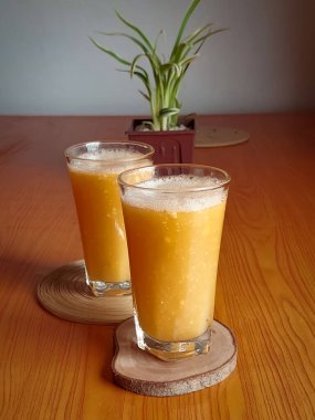 Ahşap elma suyu yemek masasına konur.