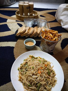 Yerdeki halıda ara sıra yemek servisi yapılır.