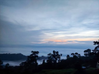 Yeşil ağaç, tepe, gökyüzü ve beyaz bulutları gösteren Sajek Vadisi manzarası