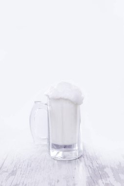 Ayran, tereyağı - Geleneksel Türk yoğurdu bir fincanda köpüklü içecek. İki bakır bardakta köpüklü tereyağı..