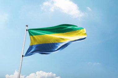 Mavi gökyüzünde Gabon bayrağı.