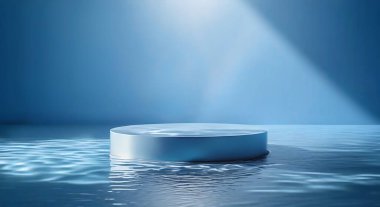 Açık mavi stüdyodaki podyumda yansıma ve sahne gösterisiyle, doğal güzellik