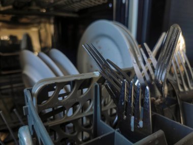 Lavaboda kirli bulaşık yığını var. Mutfakta karışıklık. Kirli mutfak eşyaları, tabaklar ve kupalar. Evde kaos var. Tembellik. Dağınık daire. Çatal bıçak takımı ve bulaşık takımı