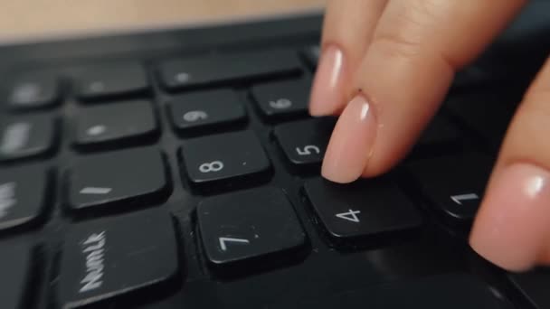 Mãos Femininas Fazendo Pagamento Online Através Banco Eletrônico Uma Consumidora — Vídeo de Stock