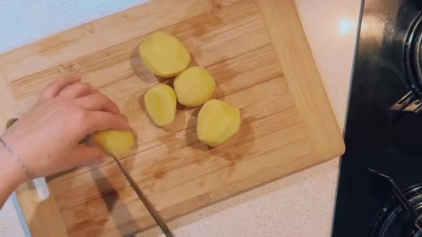 Cortar Batatas Close Uma Faca Que Corta Batatas Cozinhar Legumes — Vídeo de Stock