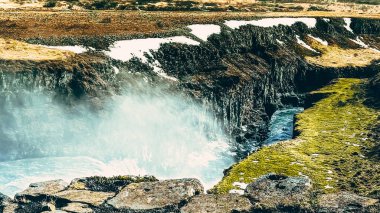 Popüler turizm merkezi Gullfoss Şelalesi 'nin panoramik yaz manzarası. Hvita nehrinde dramatik bir gün doğumu. İzlanda, Avrupa 'nın inanılmaz sabah manzarası. Seyahat konsepti arka planı