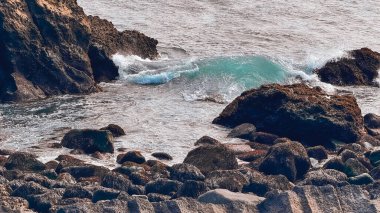 İzlanda 'nın kayalık kıyılarından Atlantik Okyanusu manzarası. Baharda İzlanda manzaraları, güzel bulutlar ve turkuaz okyanus dalgaları..