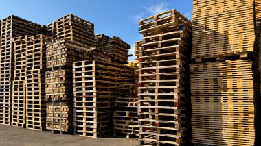 Tahta paletler. Fabrika ve dikkatlice düzenlenmiş ahşap paletler, nakliye ve lojistik için hazır..