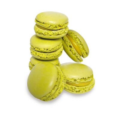 Yeşil şam fıstıklı badem kurabiyesi gölgeli şeffaf bir arka planda izole edilmiş. Makaronlar ve tatlılar beyaz arka planda izole edilmiş.