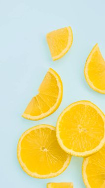 Arka planda mesaj için yeri olan limonlar var. Limon dilimleri hafif arka planda izole edilmiş, taze ve sulu limon, klipsli. Yüksek çözünürlüklü narenciye ve dilimlenmiş limon fotoğrafı.