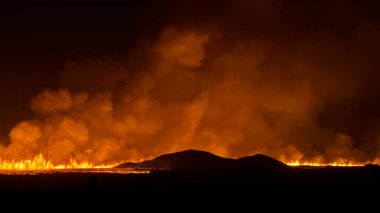 Grindavik, İzlanda 22 Ağustos 2024. Başkent Reykjavik 'in 30 km uzağında bir volkan patlaması başladı. İzlanda 'da yeni bir volkanik patlama. Yerkabuğunun 4 km' lik bir bölümü. Taze lav dilleri.