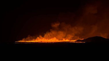 Grindavik, İzlanda 22 Ağustos 2024. Başkent Reykjavik 'in 30 km uzağında bir volkan patlaması başladı. İzlanda 'da yeni bir volkanik patlama. Yerkabuğunun 4 km' lik bir bölümü. Taze lav dilleri.