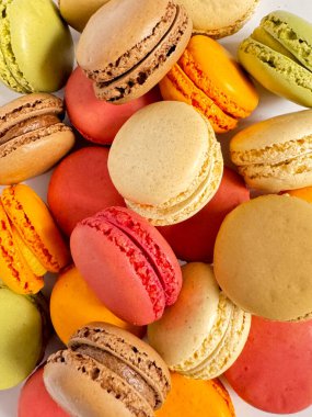 Beyaz arka planda izole edilmiş tatlı renkli badem kurabiyeleri. Lezzetli renkli badem kurabiyeleri. Sweets beyaz bir arka planda izole edilmiş. Pankartlar ve web siteleri için kurabiye fotoğrafları