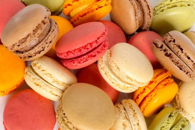 Beyaz arka planda izole edilmiş tatlı renkli badem kurabiyeleri. Lezzetli renkli badem kurabiyeleri. Sweets beyaz bir arka planda izole edilmiş. Pankartlar ve web siteleri için kurabiye fotoğrafları