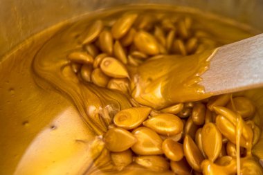 Altın rengi tüy dökmek için balmumu için balmumu tipi için cilalama, yüz ve vücut için, beyaz arka planda altın tanecikler. Yüksek kalite fotoğraf