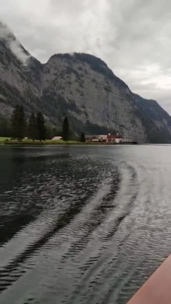 科尼格斯湖 Konigssee 是德国巴伐利亚州的一个天然湖泊 位于德国东南部 靠近奥地利边境 — 图库视频影像