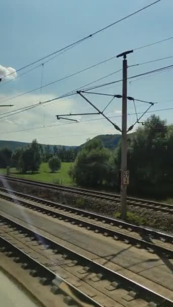ドイツの鉄道車両の窓からの鉄道線路と美しい自然景観の眺め — ストック動画