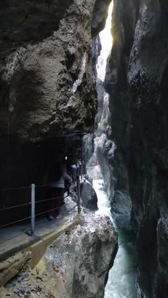 Tour Desfiladeiro Partnach Belo Rio Maravilha Natural Caverna Localizada Garmisch — Vídeo de Stock