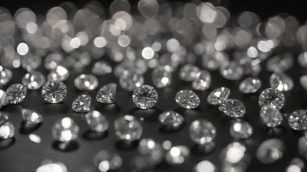 Toneladas Diamantes Brilhantes Brilhantes Fundo Preto Embaçado — Vídeo de Stock
