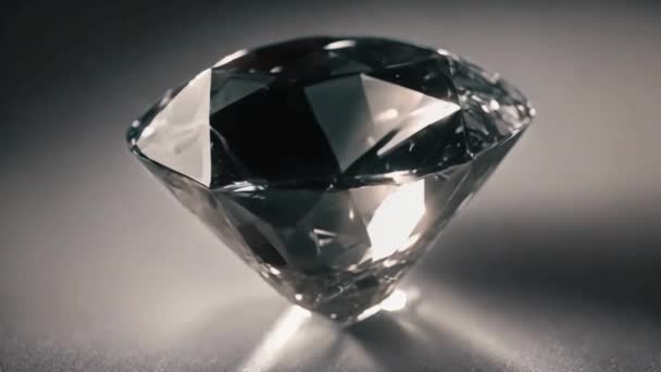 黒い背景のライトが付いている美しい豪華な回転光沢のある大きいダイヤモンド — ストック動画