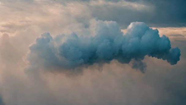 煙の雲 輝く青い動きの暗い背景 — ストック動画