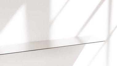 Parlak beyaz bir duvar, parlak yüzen bir raf ve yumuşak güneş ışığı pencere ızgarası gölgeleri. Modern ürün modelleri ve markalaşma sunumları için mükemmel..