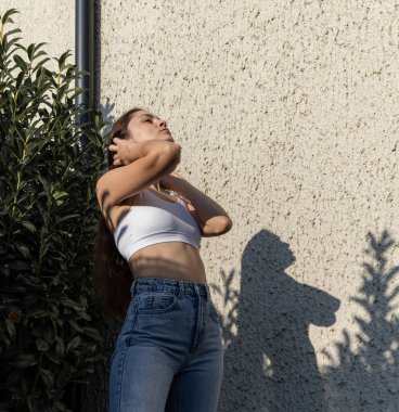 Kendine güveni olan bir kızın portresi bir moda parlatıcısı, reklam, marka mağazaları için poz veriyor.