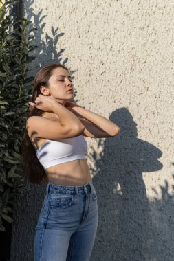 Kendine güveni olan bir kızın portresi bir moda parlatıcısı, reklam, marka mağazaları için poz veriyor.