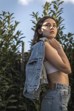 Kendine güveni olan bir kızın portresi bir moda parlatıcısı, reklam, marka mağazaları için poz veriyor.