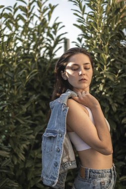 Kendine güveni olan bir kızın portresi bir moda parlatıcısı, reklam, marka mağazaları için poz veriyor.