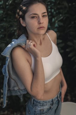 Kendine güveni olan bir kızın portresi bir moda parlatıcısı, reklam, marka mağazaları için poz veriyor.