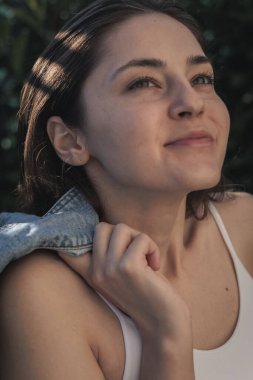 Kendine güveni olan bir kızın portresi bir moda parlatıcısı, reklam, marka mağazaları için poz veriyor.