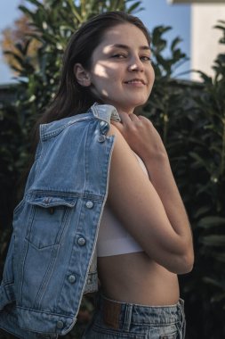 Kendine güveni olan bir kızın portresi bir moda parlatıcısı, reklam, marka mağazaları için poz veriyor.