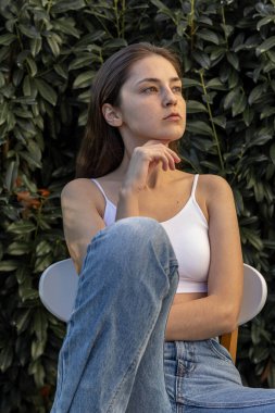 Kendine güveni olan bir kızın portresi bir moda parlatıcısı, reklam, marka mağazaları için poz veriyor.