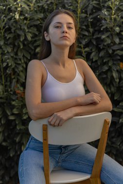 Kendine güveni olan bir kızın portresi bir moda parlatıcısı, reklam, marka mağazaları için poz veriyor.