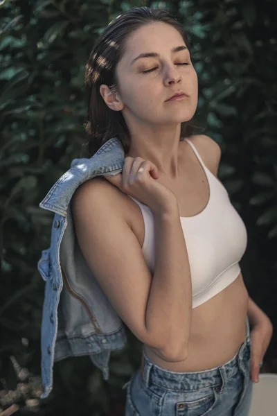 Porträt Eines Selbstbewussten Mädchens Das Für Modeglanz Werbung Markengeschäfte Posiert — Stockfoto