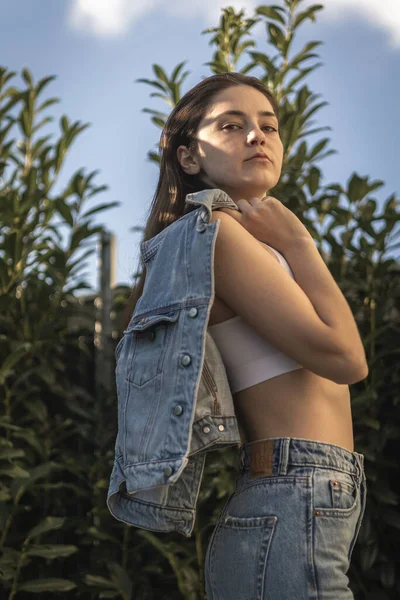 Kendine Güveni Olan Bir Kızın Portresi Bir Moda Parlatıcısı Reklam — Stok fotoğraf