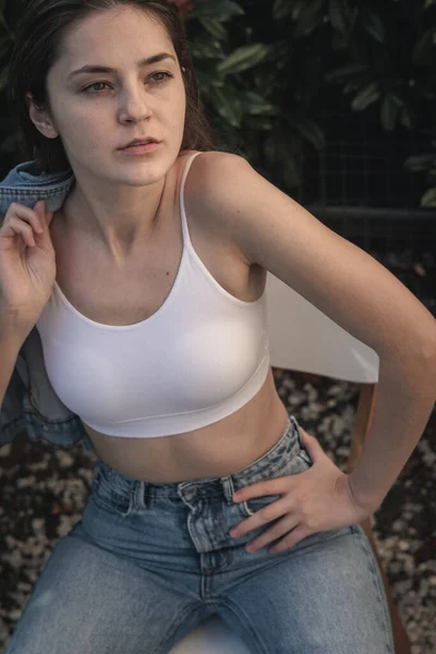 Porträt Eines Selbstbewussten Mädchens Das Für Modeglanz Werbung Markengeschäfte Posiert — Stockfoto