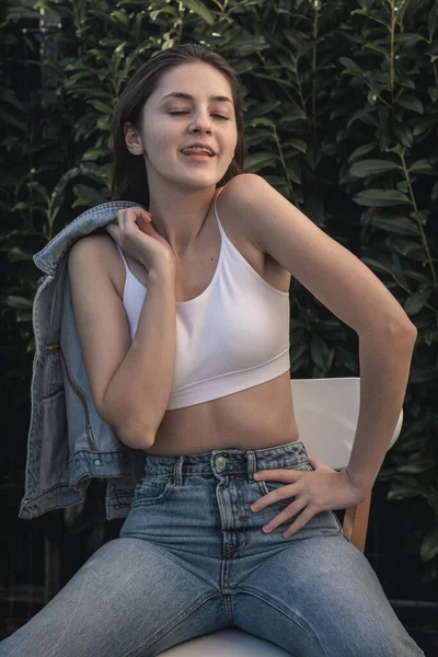 Портрет Впевненої Дівчини Яка Позує Модним Глянцем Рекламою Брендовими Магазинами — стокове фото