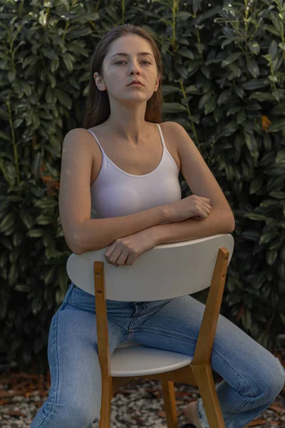 Портрет Впевненої Дівчини Яка Позує Модним Глянцем Рекламою Брендовими Магазинами — стокове фото