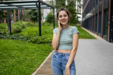 Bilgisayarlı genç kız