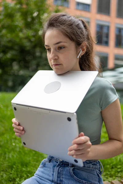 Teenage Brunette Schoolgirl College University Student Fresh Air Laptop — Stock Photo, Image