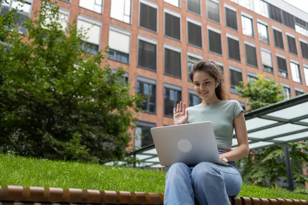 Mujer Joven Usando Computadora Portátil Parque Estudiante Independiente Trabajando Estudiando Fotos De Stock Sin Royalties Gratis