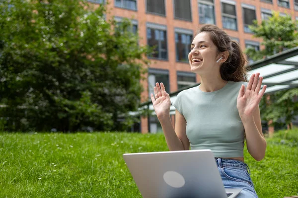 Mujer Joven Usando Computadora Portátil Parque Estudiante Independiente Trabajando Estudiando Fotos De Stock Sin Royalties Gratis
