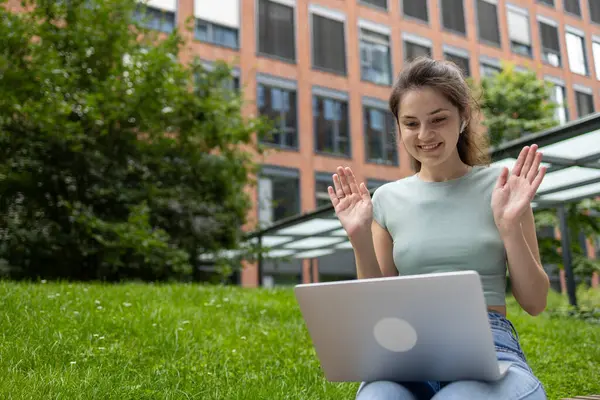 Mujer Joven Usando Computadora Portátil Parque Estudiante Independiente Trabajando Estudiando Imágenes De Stock Sin Royalties Gratis