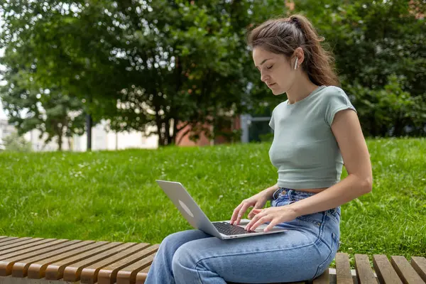 Молода Жінка Використовує Ноутбук Комп Ютер Парку Позаштатна Студентка Яка Стокове Фото